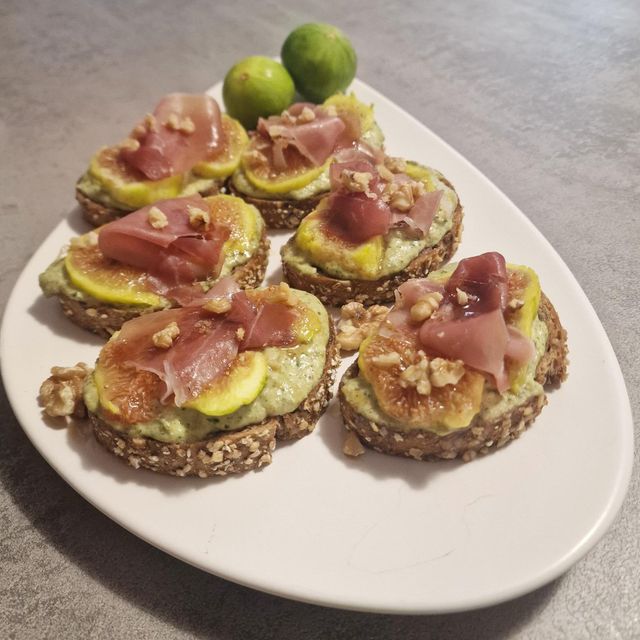 Bruschette con crema di feta e fichi
