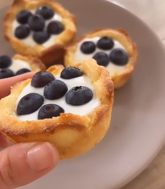 Cestini di biscotto ripieni di yogurt e mirtilli freschi