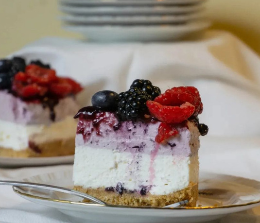 Cheesecake bicolore ai frutti di bosco