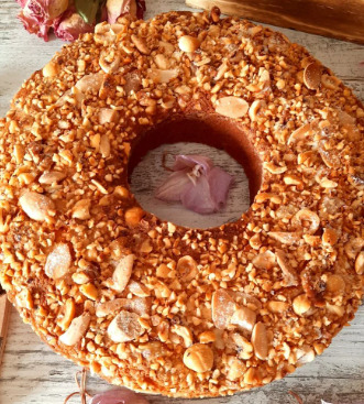 Ciambella con mango essiccato, cioccolato e frutta secca aromatizzata all’arancia