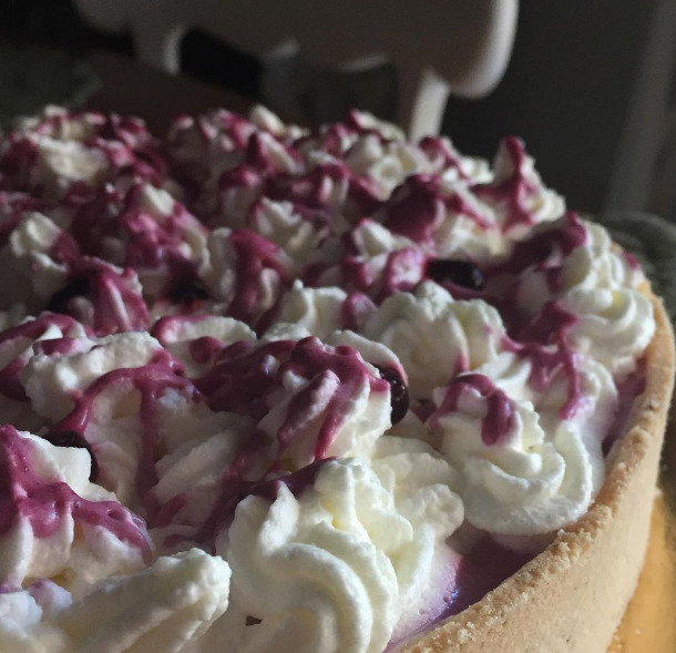 Crostata moderna con crema pasticcera, mousse ai frutti di bosco e panna