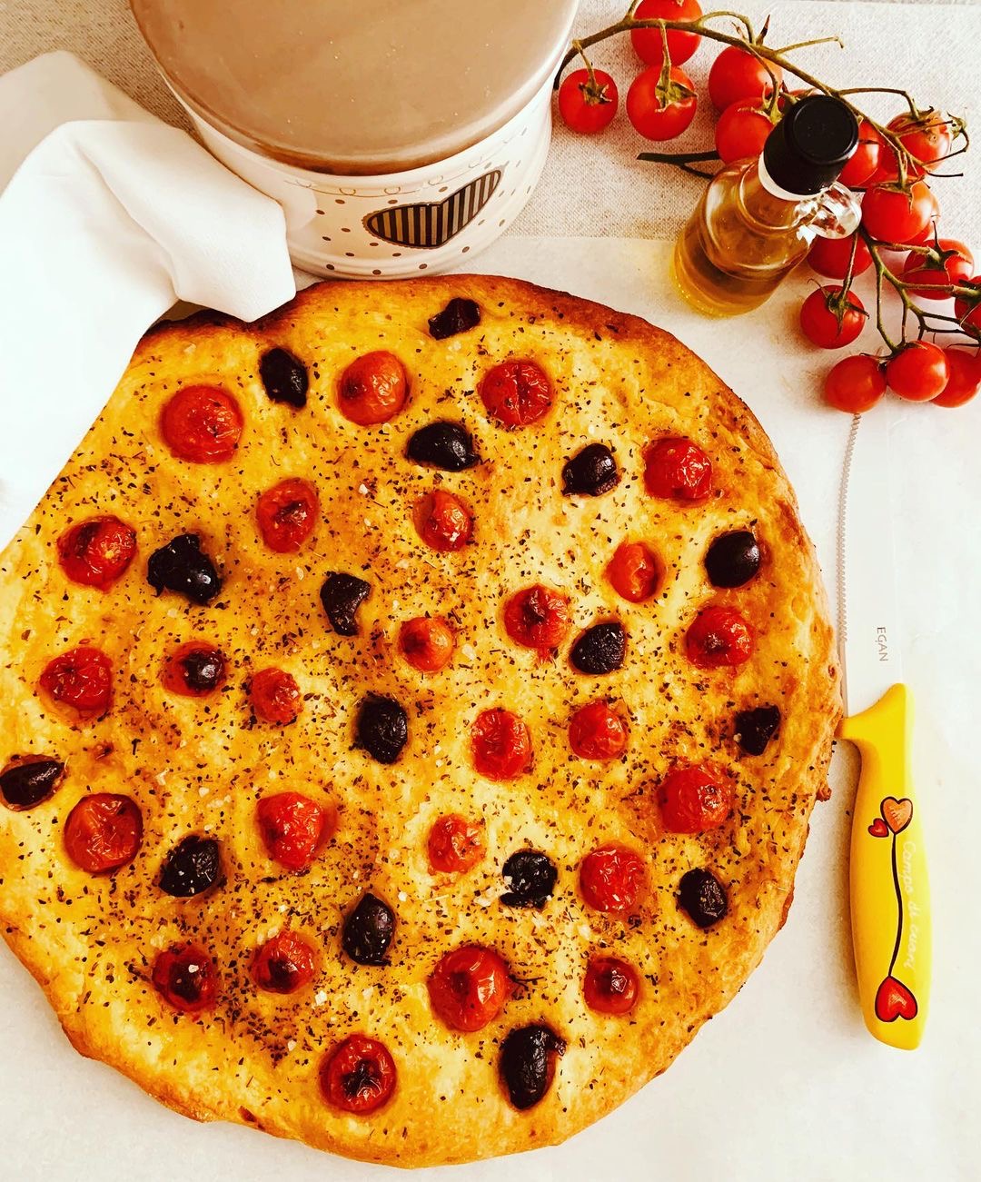Focaccia barese con impasto di patate e farina di semola