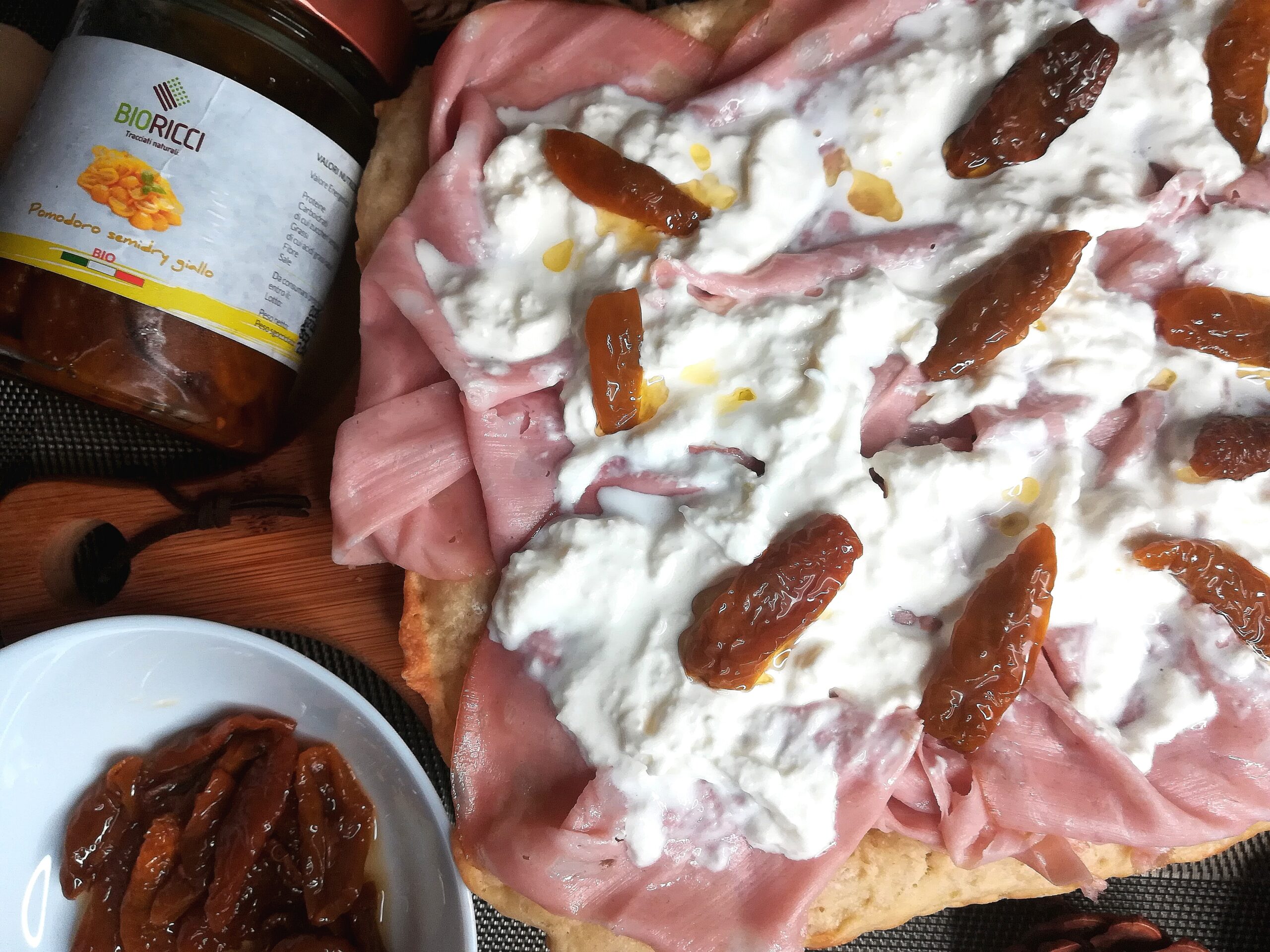 Focaccia con mortadella, stracciatella e pomodori semidry gialli “Bioricci”