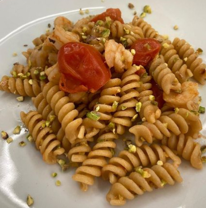 Fusilli con pomodorini, gamberetti e granella di pistacchi