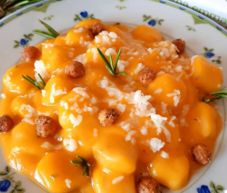 Gnocchi con crema di zucca e porri