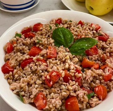 Insalata di farro con tonno, pomodorini e basilico