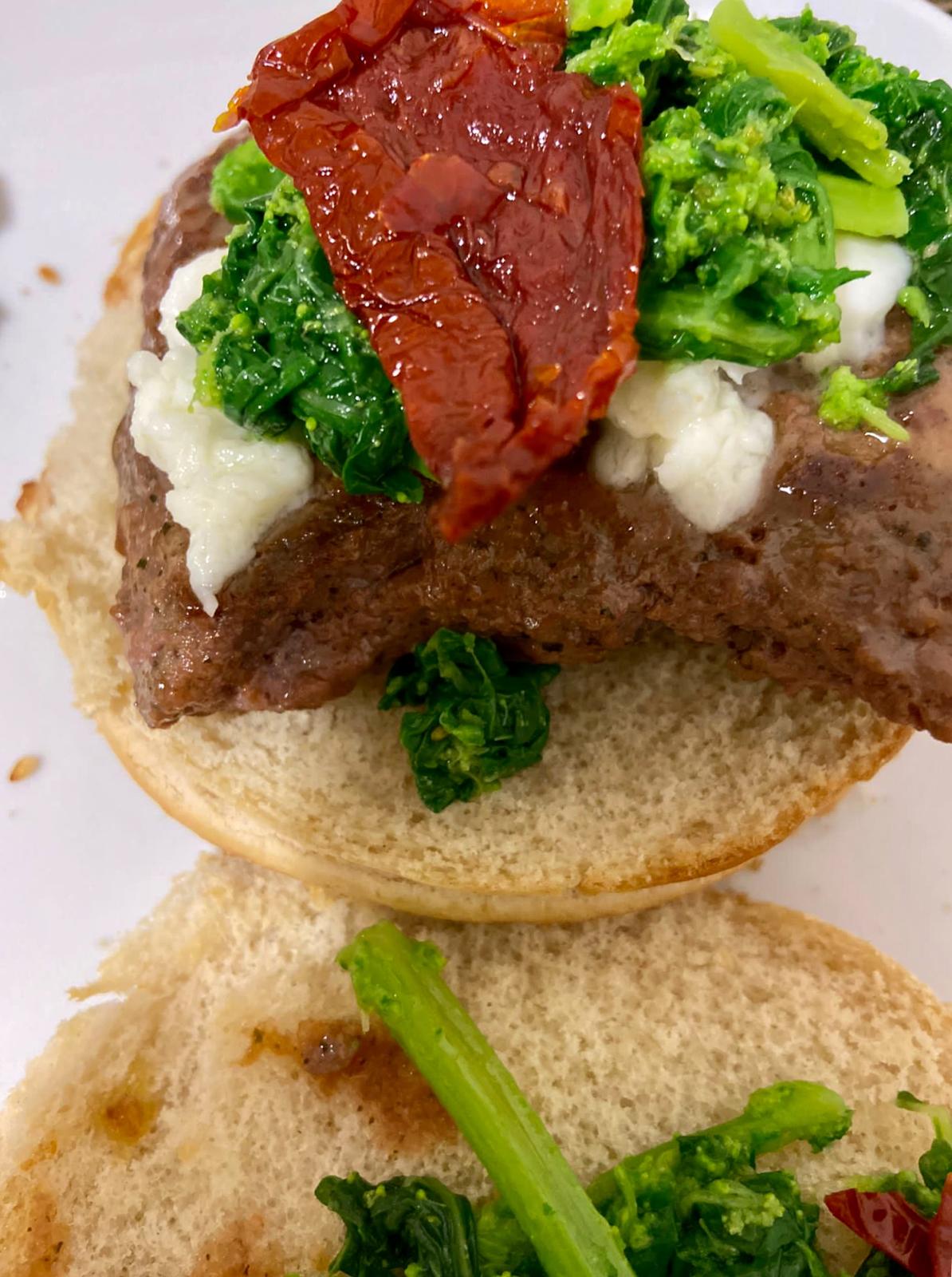 L’hamburger del pugliese, con cime di rapa, mozzarella di bufala
