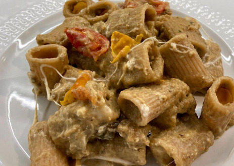 Mezze maniche con crema di melanzane, pomodorini e burrata