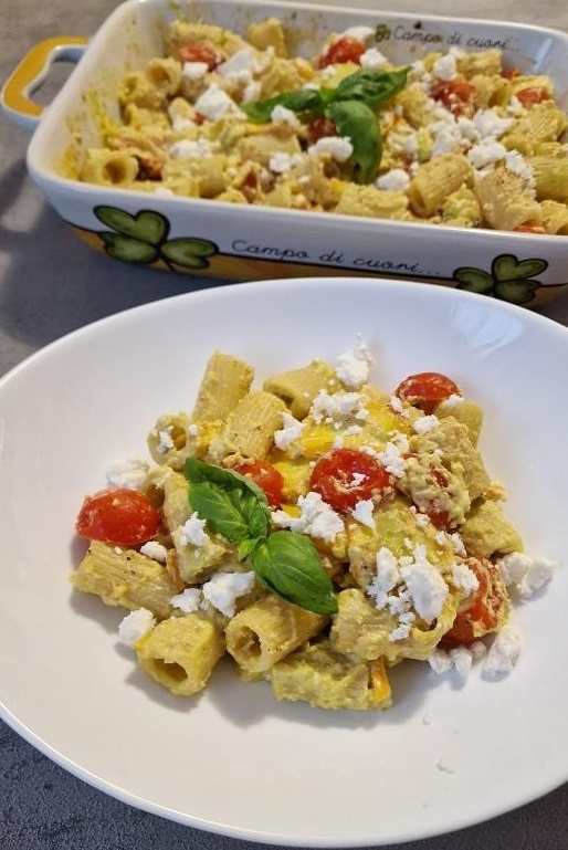 Mezze maniche con crema di zucchine gialle, pomodorini e feta
