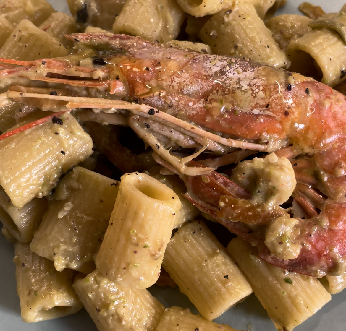 Mezzi rigatoni con Gamberetti, Zucchine, Carote e Pesto di Pistacchio