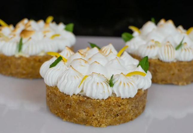Mini crostate fredde al limone con meringa all’italiana