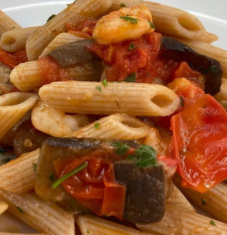 Penne con funghi, pomodorini datterini e gamberetti