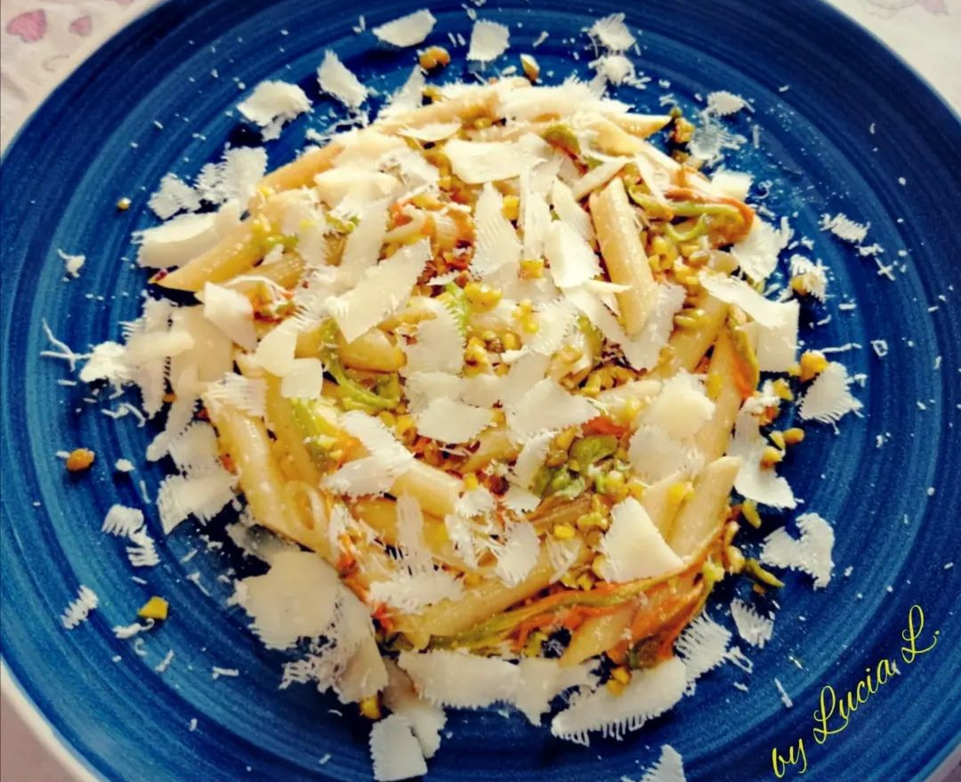 Penne rigate ai 5 cereali con fiori di zucca, pistacchio e scaglie di parmigiano