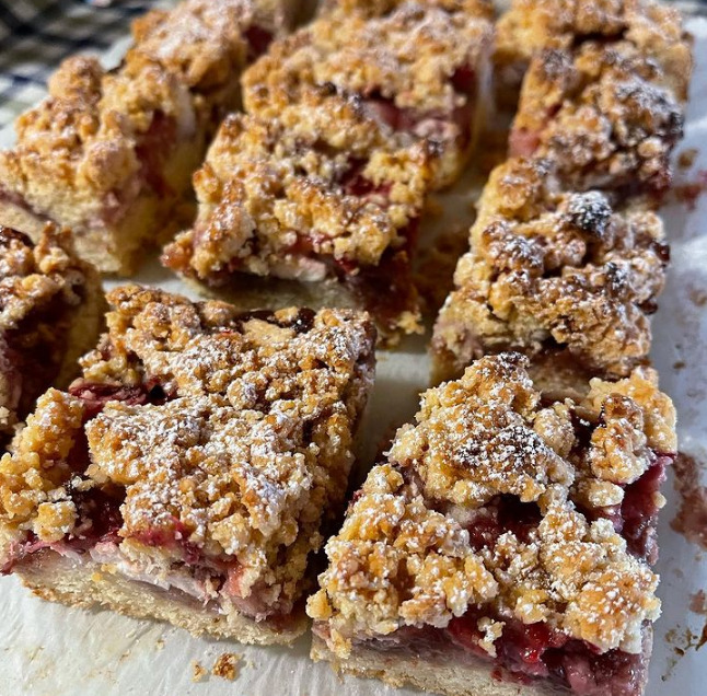 Quadrotti di sbriciolata con mascarpone e fragole