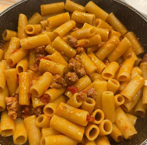 Rigatoni con salsiccia e pomodorini