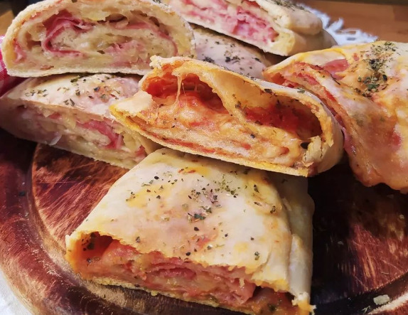 Rotolo di pizza farcito