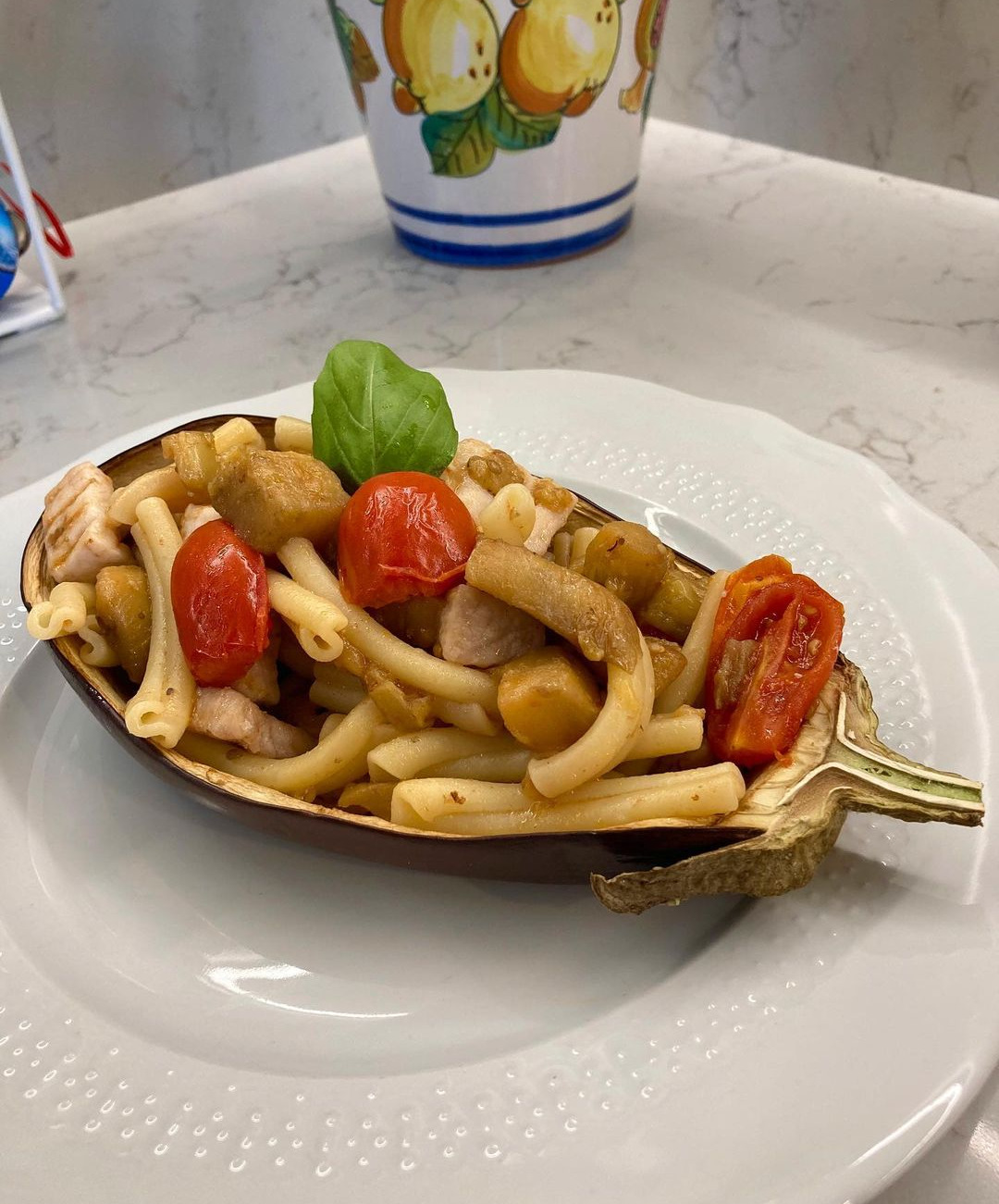 Strozzapreti con melanzana, pesce spada, pomodorini e basilico