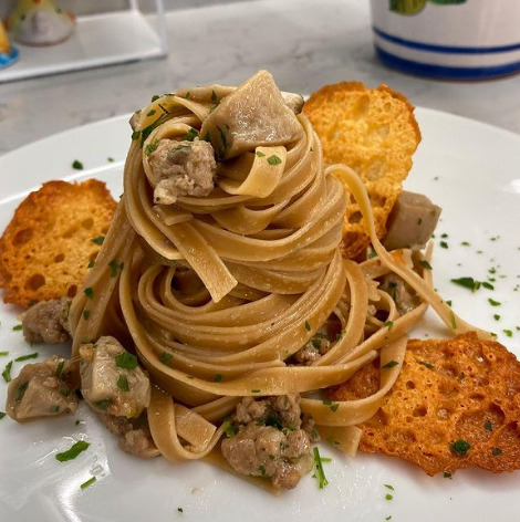 Tagliatelle ai funghi porcini con funghi, salsiccia e crema di Grana Padano
