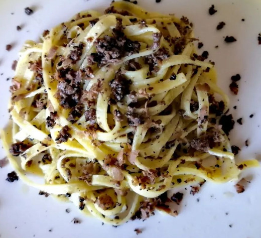 Tagliolini con tartufo nero e olio