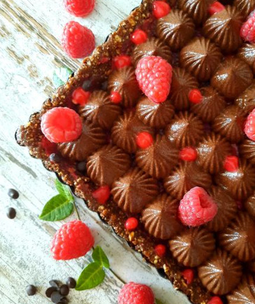 Torta fredda con frutta secca, mousse di cioccolato