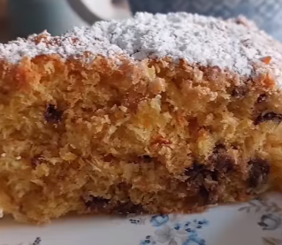 Torta primavera con carote, cocco e gocce di cioccolato