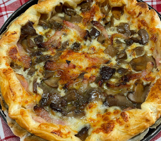 Torta rustica con funghi, mozzarella e guanciale