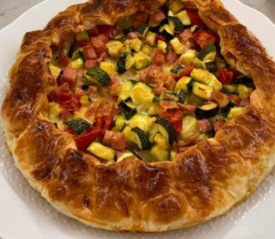 Torta salata con zucchine, prosciutto cotto, pomodorini e scamorza