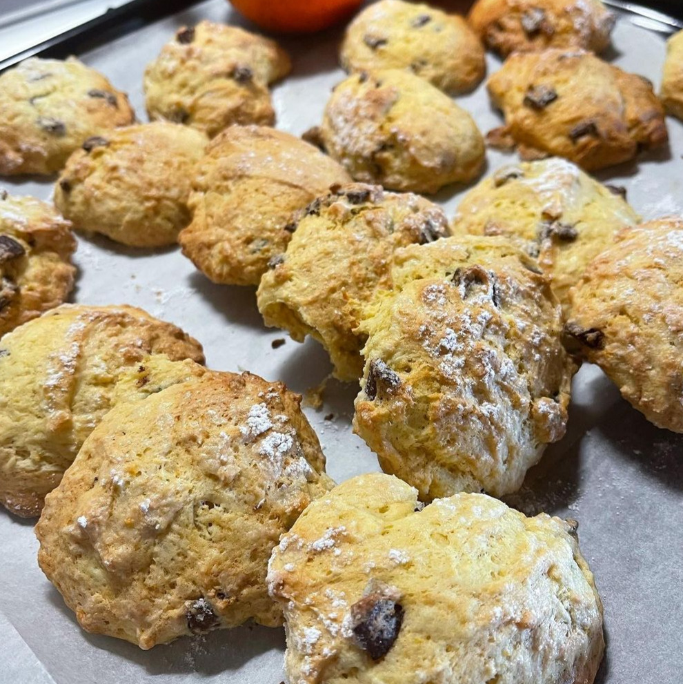 Biscotti con arance e gocce di cioccolato
