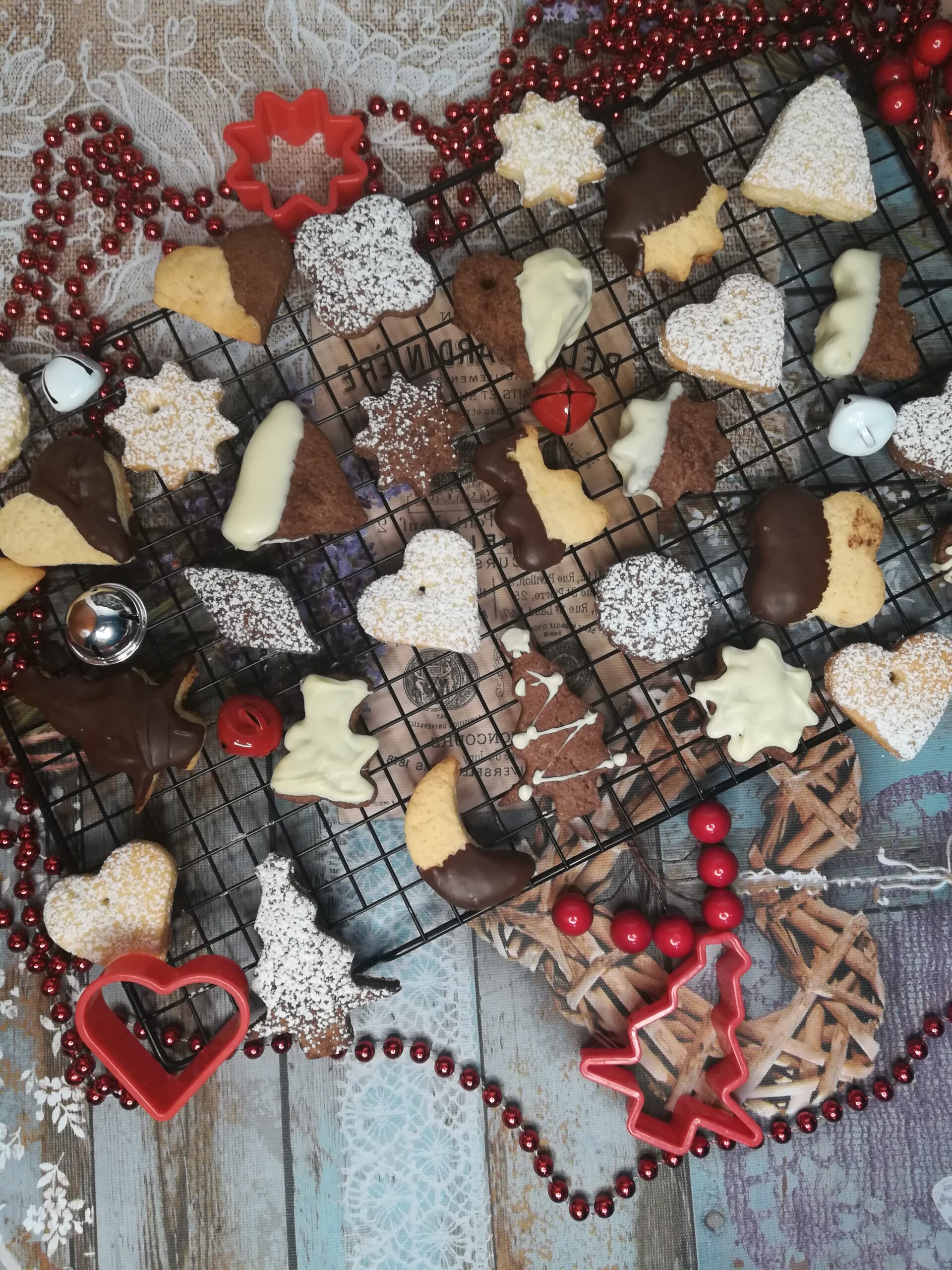 Biscotti di pasta frolla natalizi