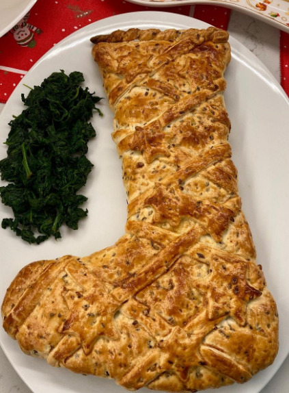Calza ripiena con spinaci, prosciutto cotto e scamorza