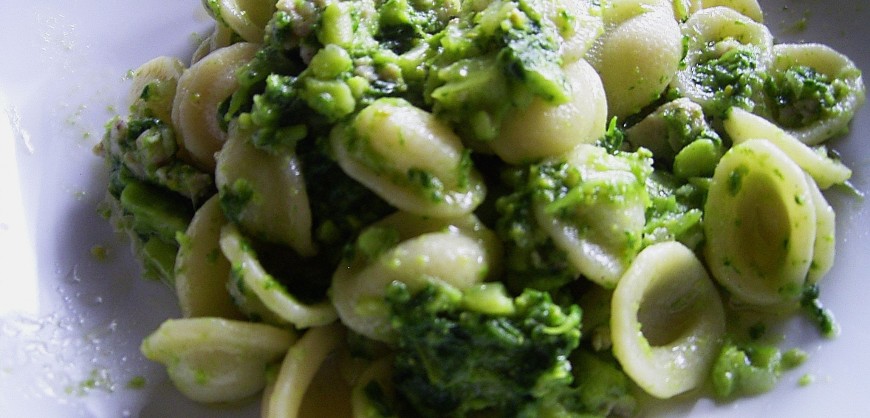 Orecchiette con cime di rapa e salsiccia