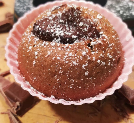 Muffin alla banana e cacao con cuore di cioccolato