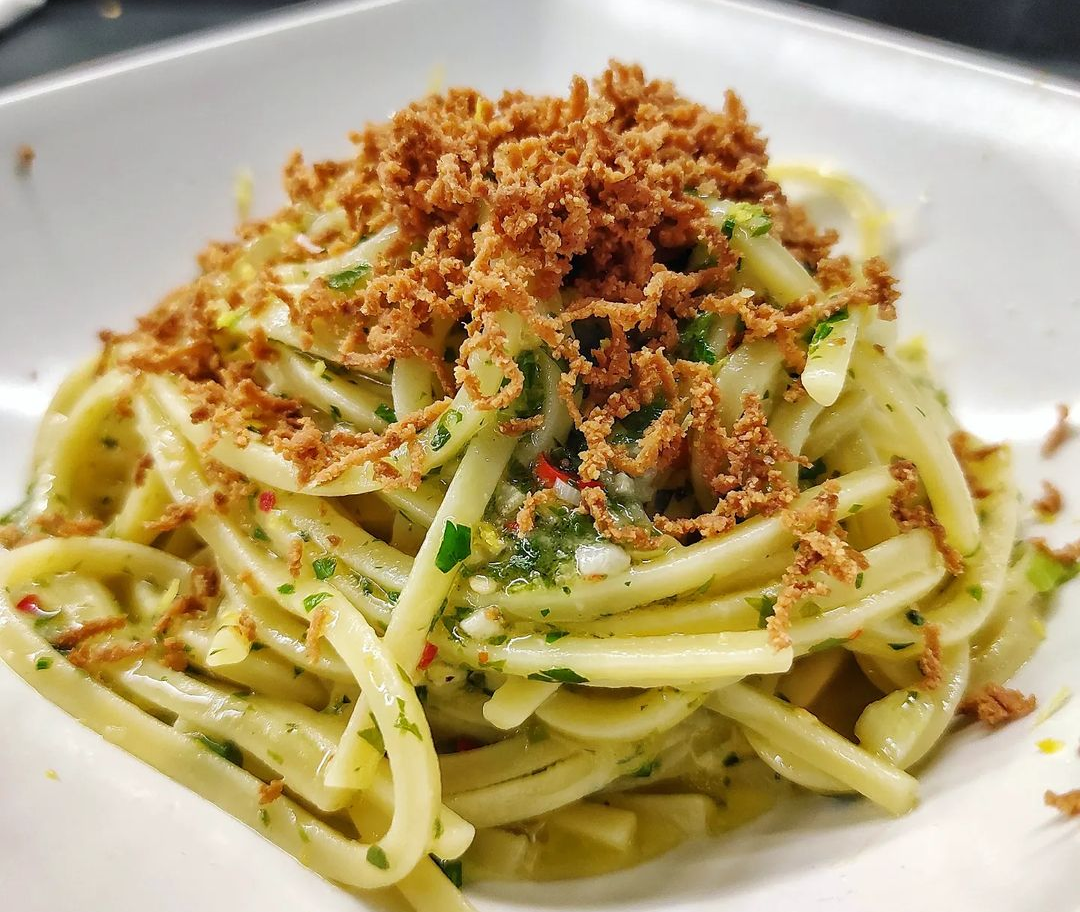 Trighetti con aglio, olio, peperoncino, scorza di limone e bottarga di