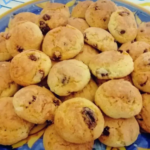 Biscotti con farina di mandorle, uvetta e pinoli