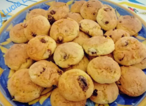 Biscotti con farina di mandorle, uvetta e pinoli