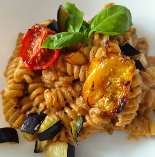 fusilli con pomodorini, melanzane e robiola