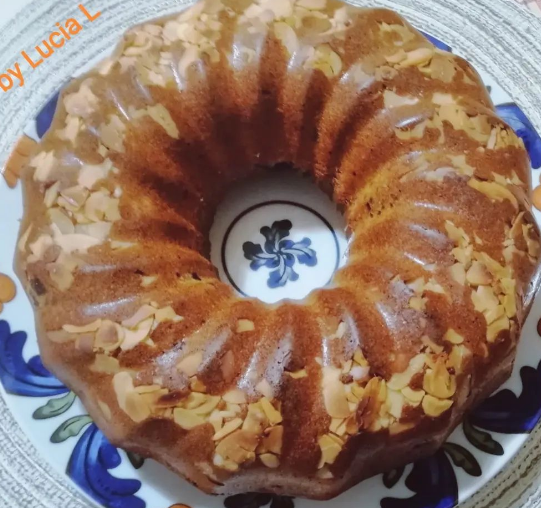 Ciambella integrale con yogurt greco, mirtilli e pera