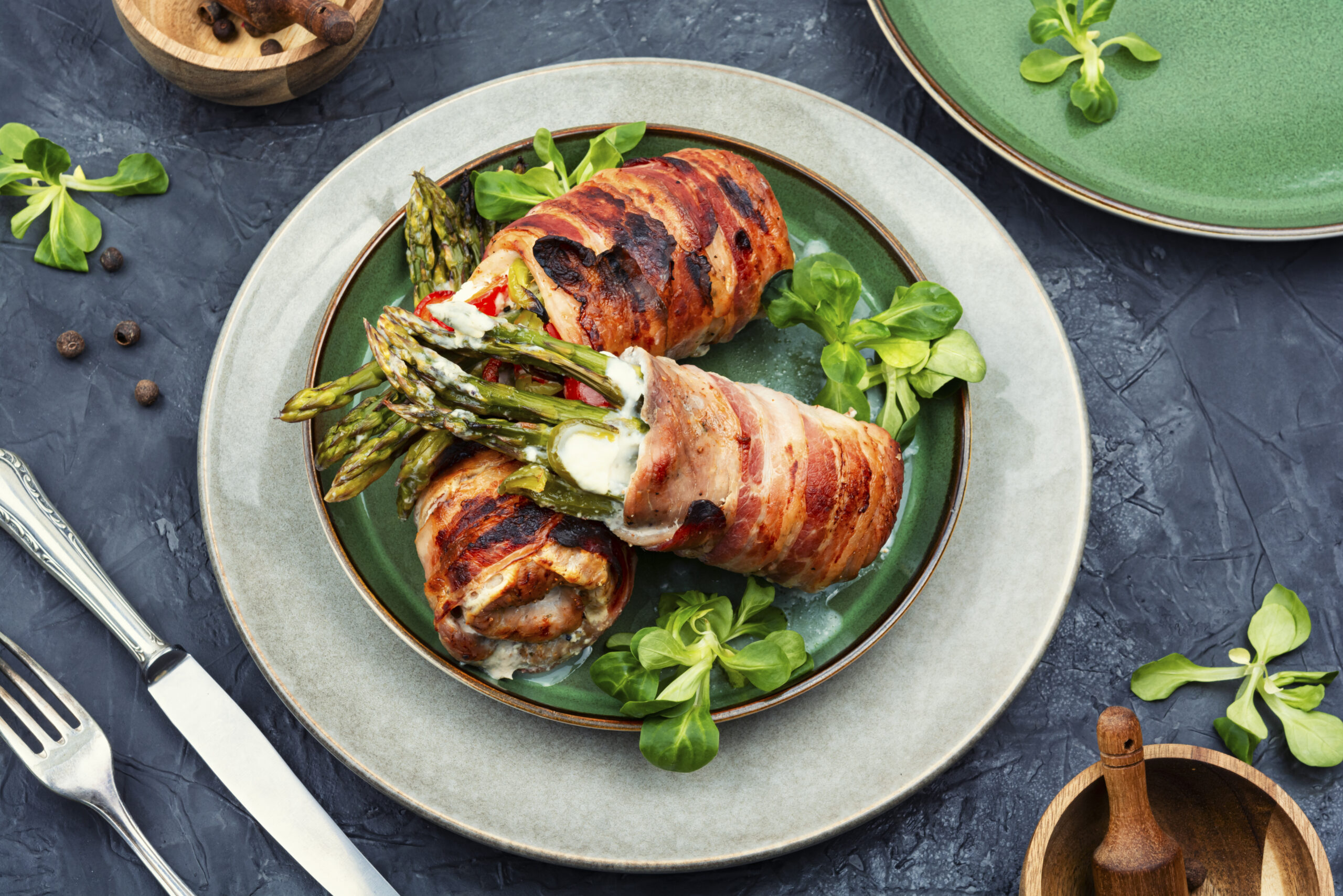 involtini di capocollo con asparagi verdi