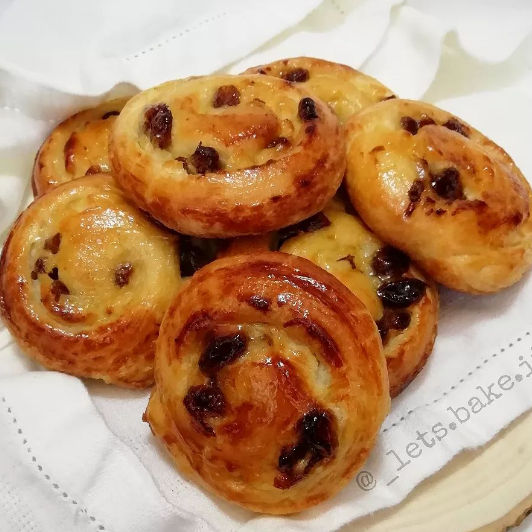 Girelle sfogliate con crema e uvetta