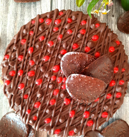 Cheesecake senza cottura al cioccolato fondente e gocce di lamponi