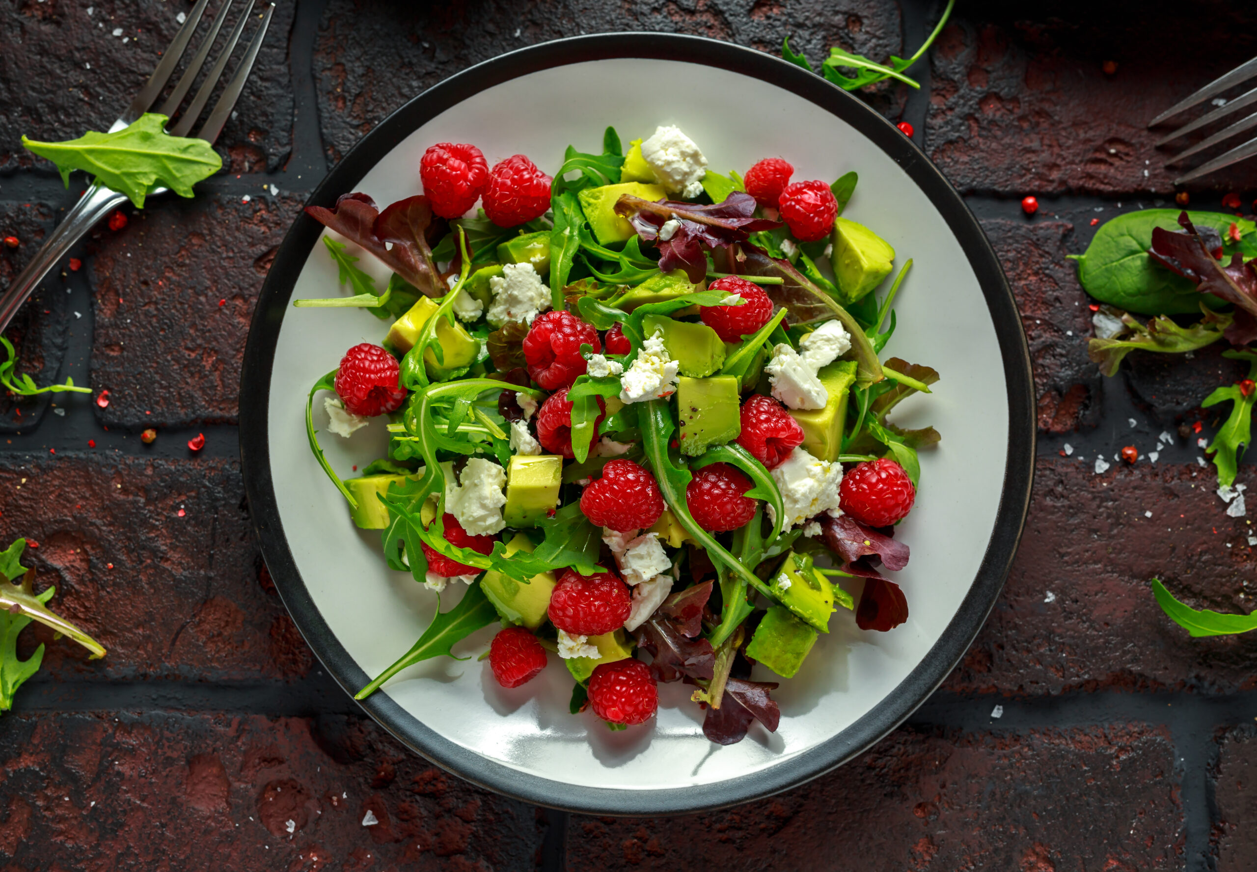 Insalata con lamponi, noci, feta e avocado