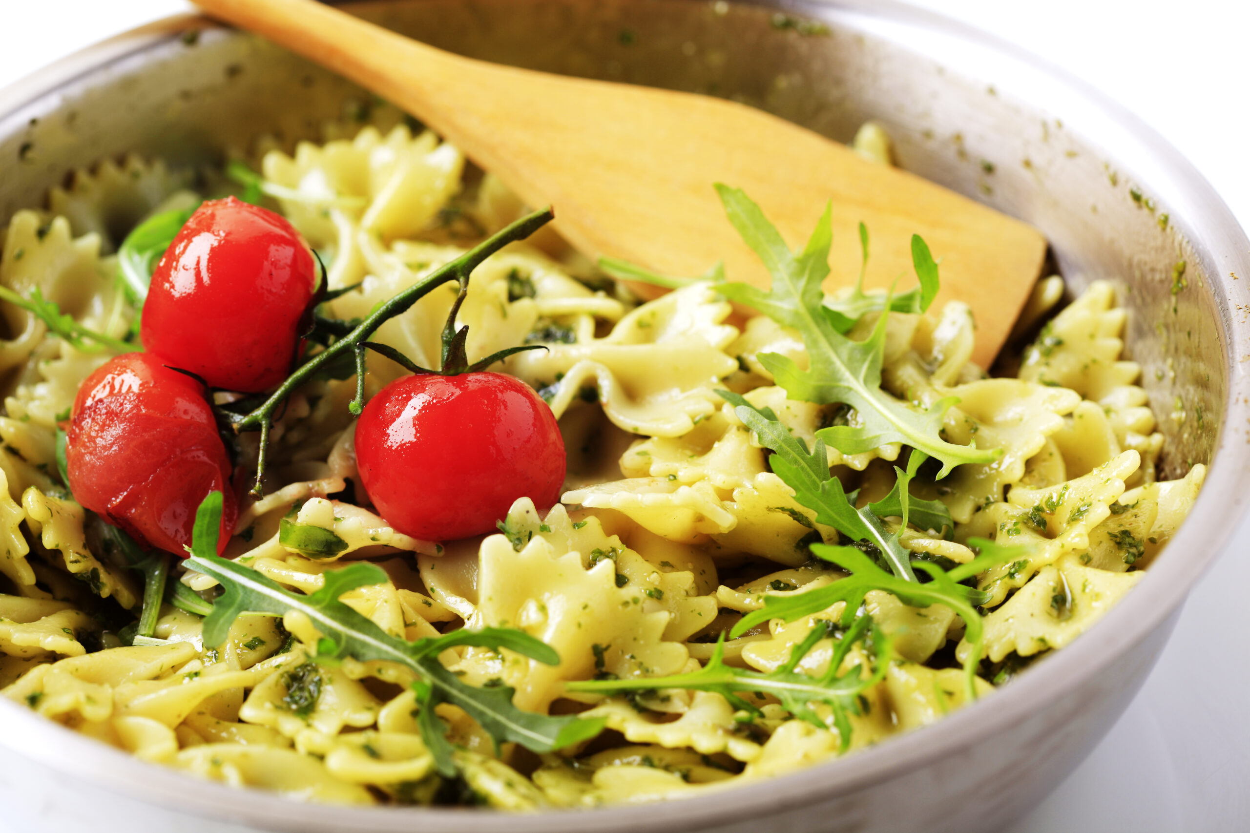 Farfalle con crema di ricotta e pesto