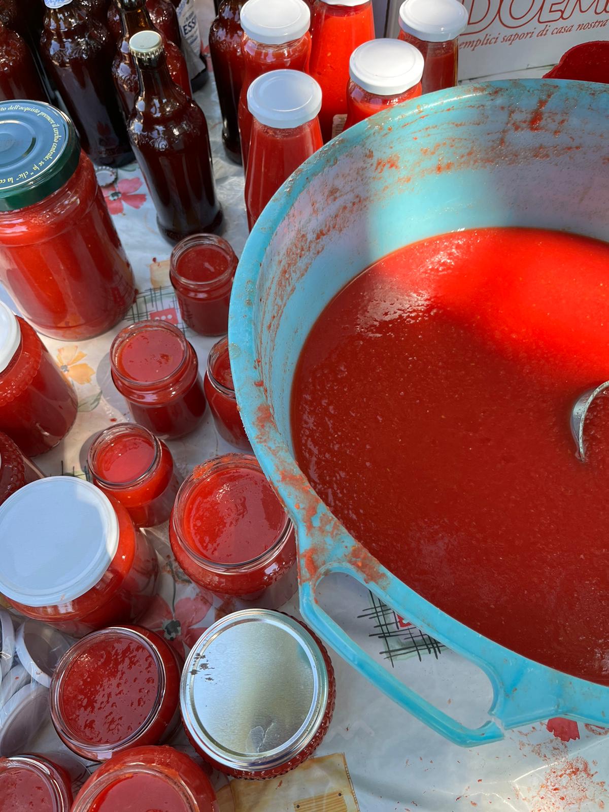 La passata di pomodoro fatta in casa: un rituale senza tempo