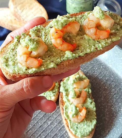 Bruschette con pesto di zucchine e gamberi
