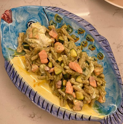 Pasta con pesto di zucchine e pistacchi, salmone e burrata