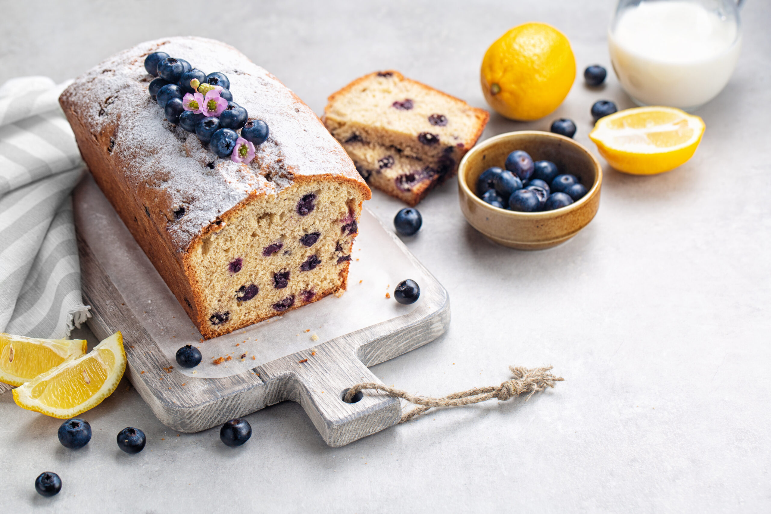 Plumcake allo yogurt e mirtilli neri